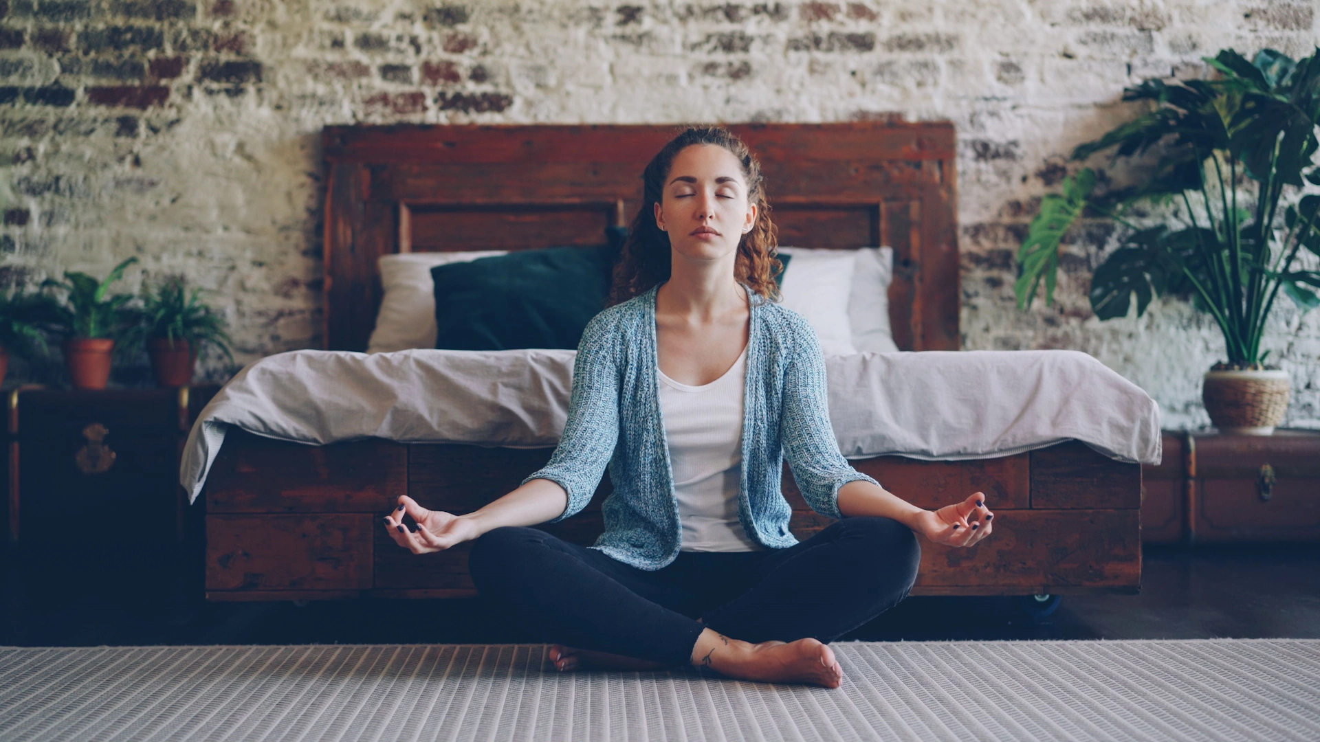 persona meditando que se distrae y vuelve a la meditación